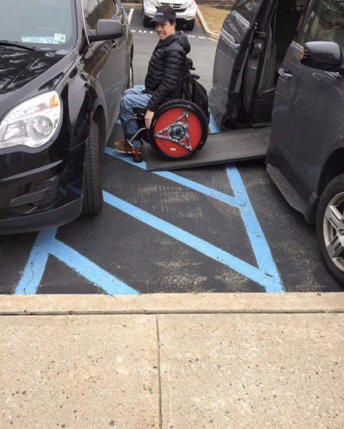 車椅子マークの駐車スペース周辺に車をとめてはいけない理由